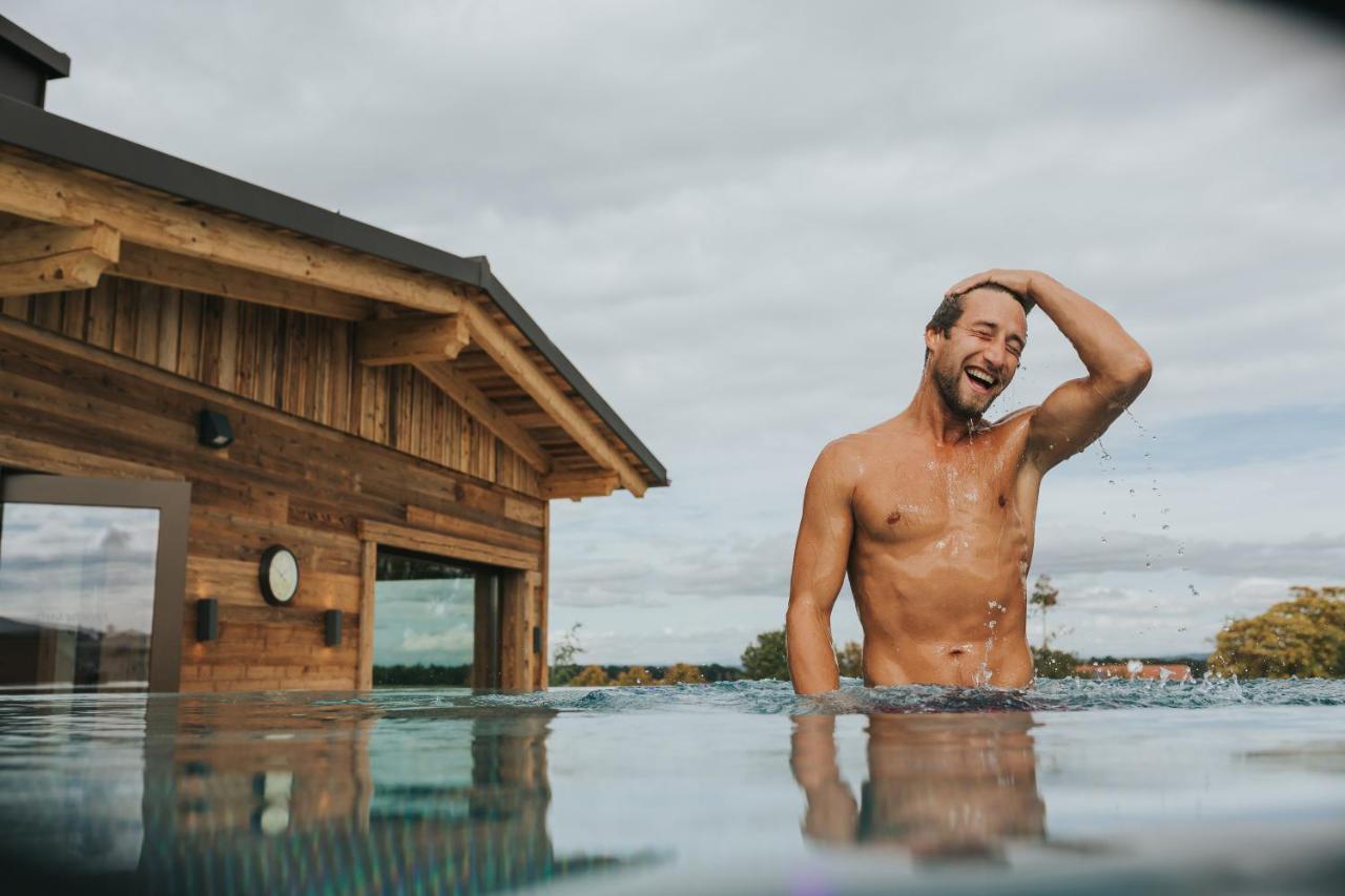 באד פיסינג Ortner'S Resort מראה חיצוני תמונה A man in a swimming pool